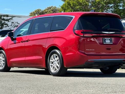 Used 2025 Chrysler Pacifica Select image 6