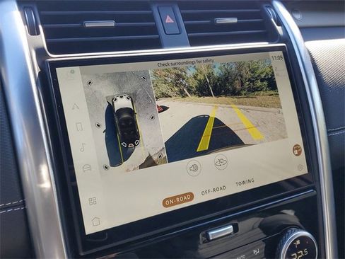 Used 2025 Land Rover Discovery Dynamic SE image 31