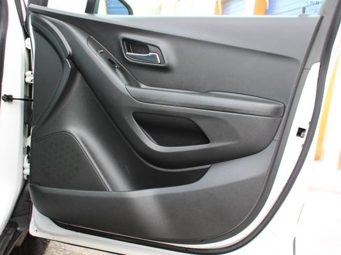 Used 2021 Chevrolet Trax LT w/ LT Convenience Package image 42