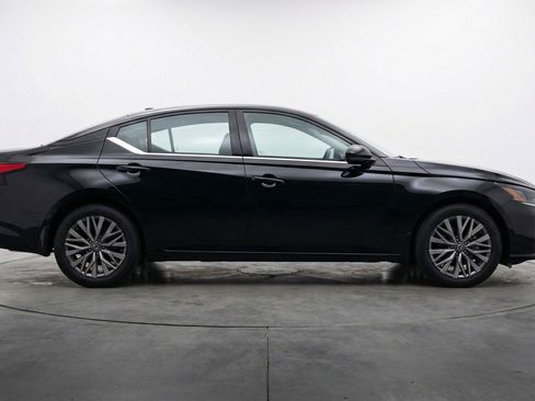 Used 2025 Nissan Altima 2.5 SV image 11