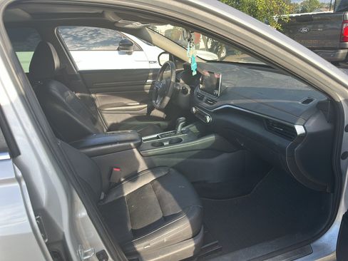 Used 2020 Nissan Altima 2.5 SR w/ Premium Package FWD image 3
