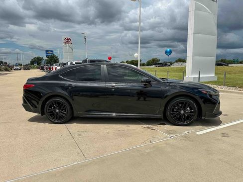 Used 2025 Toyota Camry SE w/ Convenience Package FWD image 2