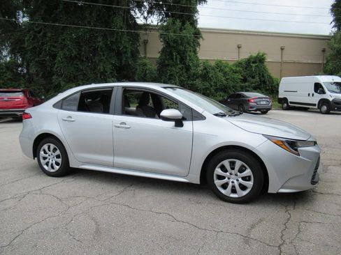 Used 2025 Toyota Corolla LE FWD image 2