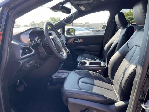 Used 2025 Chrysler Pacifica Select FWD image 15