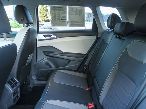 Used 2025 Volkswagen Taos SE w/ Panoramic Sunroof Package FWD image 19