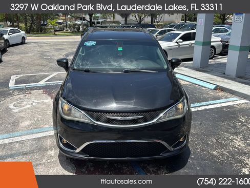 Used 2017 Chrysler Pacifica Touring-L FWD image 4