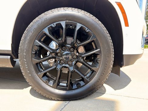 Used 2025 GMC Yukon Denali w/ Sun & Power Step Package AWD/4WD image 9