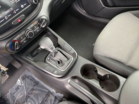 Used 2025 Kia Soul LX w/ LX Technology Package FWD image 39