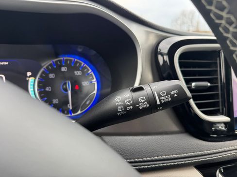 Used 2023 Chrysler Pacifica Touring-L image 20