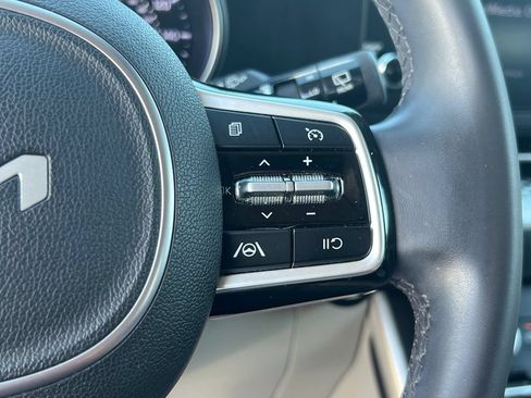 Used 2024 Kia Carnival LX FWD image 28