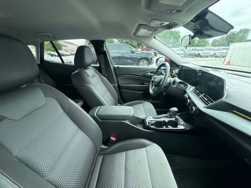 Used 2025 Chevrolet Trax LT w/ LT Convenience Package FWD image 12