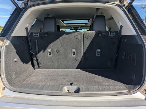 Used 2023 Nissan Pathfinder Platinum image 16