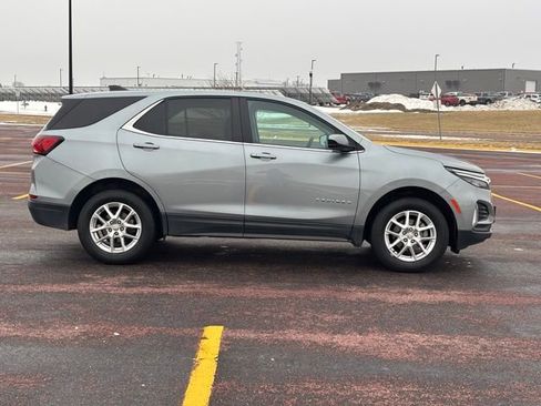 Used 2023 Chevrolet Equinox LT image 2