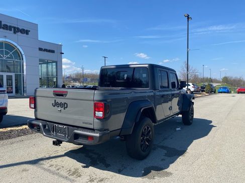 Used 2020 Jeep Gladiator Sport image 2