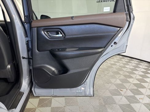 Used 2023 Nissan Rogue SL w/ SL Premium Package image 24