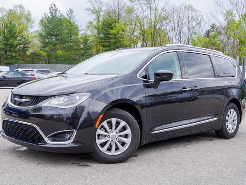 Used 2018 Chrysler Pacifica Touring-L Plus FWD image 3