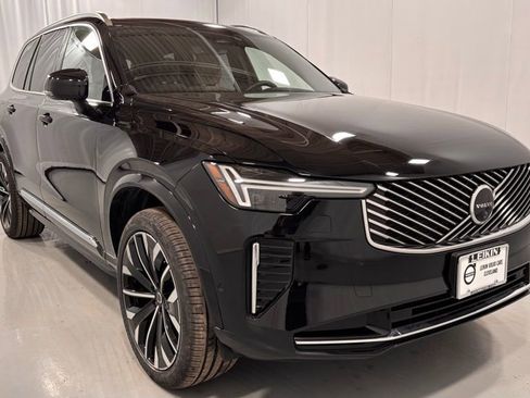 Certified 2025 Volvo XC90 B5 Plus image 7