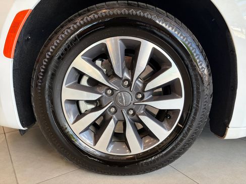 Used 2024 Chrysler Pacifica Limited FWD image 10