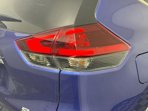 Used 2018 Nissan Rogue SV image 34