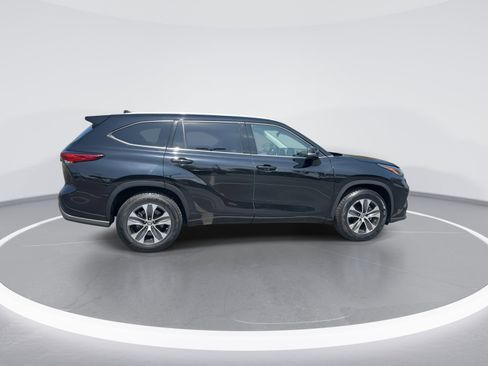Used 2022 Toyota Highlander XLE FWD image 10