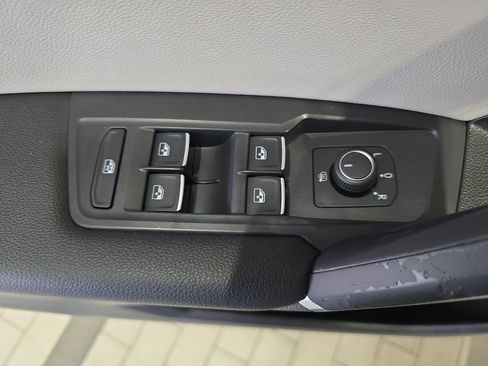 Used 2020 Volkswagen Tiguan SEL image 28