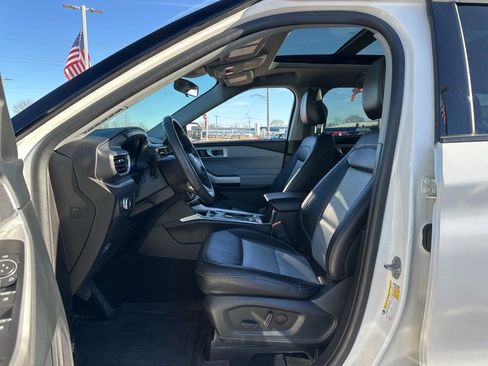 Used 2022 Ford Explorer XLT w/ Equipment Group 202A image 6