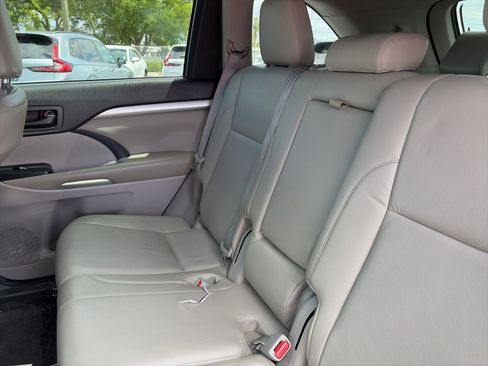 Used 2016 Toyota Highlander LE image 9