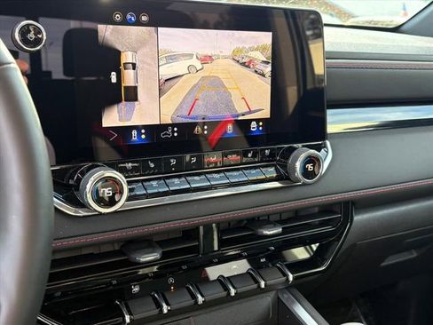 Used 2025 Chevrolet Colorado Z71 w/ Technology Package image 9