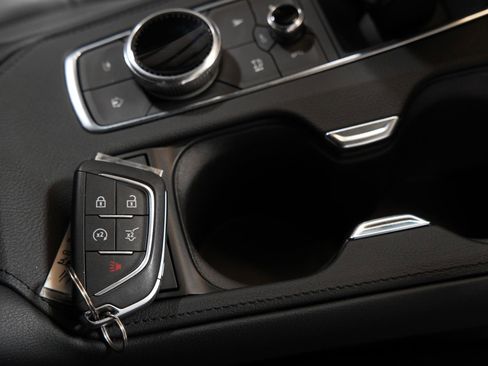 Used 2025 Cadillac XT4 Premium Luxury image 44