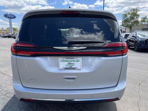Used 2023 Chrysler Pacifica Touring-L FWD image 4