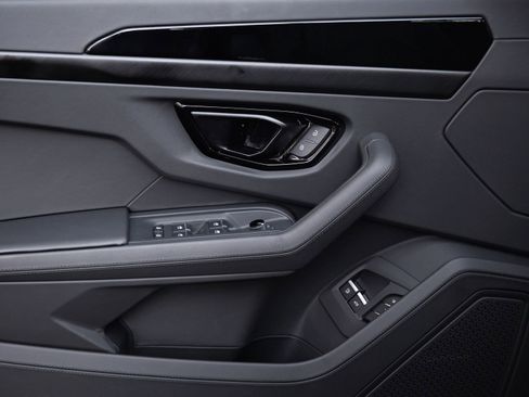 Used 2025 Lamborghini Urus SE image 16