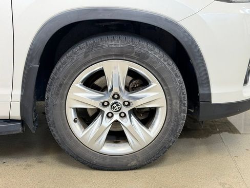 Used 2019 Toyota Highlander Limited FWD image 4
