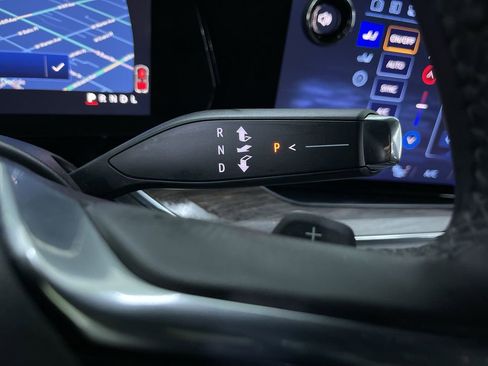 Used 2025 Chevrolet Suburban Z71 image 24