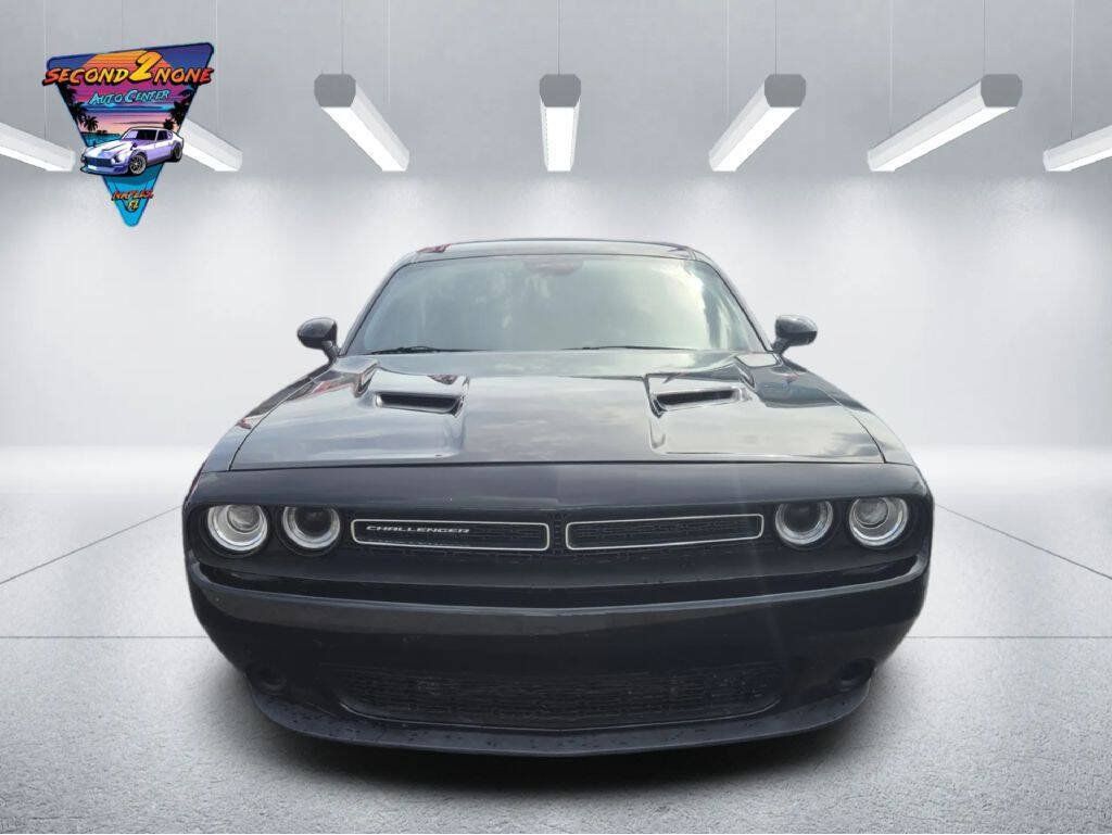 Used 2016 Dodge Challenger SXT RWD image 2
