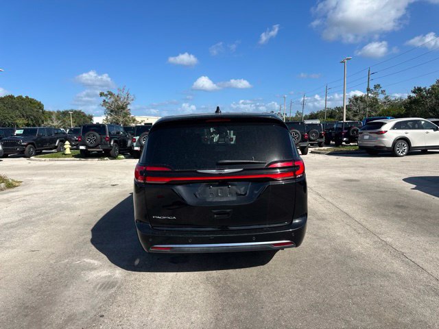 Used 2025 Chrysler Pacifica Select FWD image 4