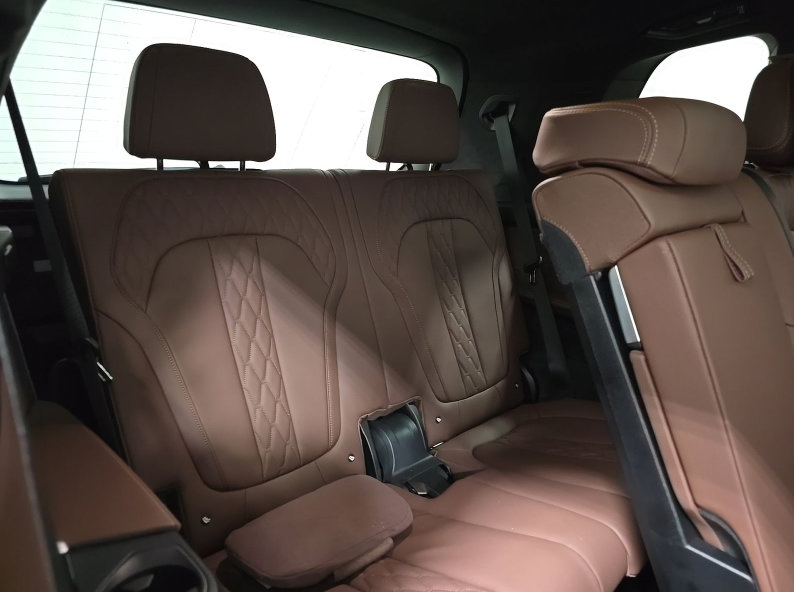 Used 2024 BMW X7 xDrive40i w/ M Sport Package AWD/4WD image 9