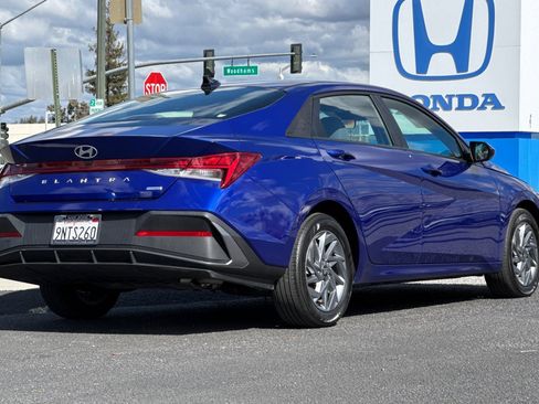 Used 2024 Hyundai Elantra Blue image 9