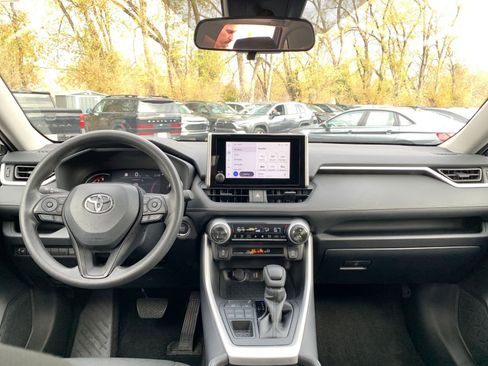 Used 2025 Toyota RAV4 XLE image 33