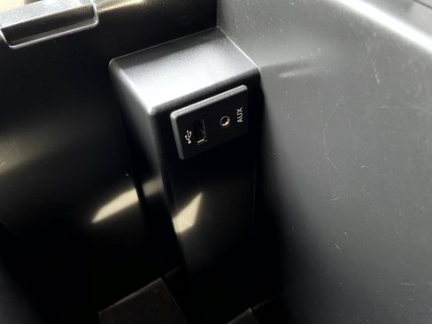 Used 2015 Nissan Titan SV w/ SV Value Truck Package image 21