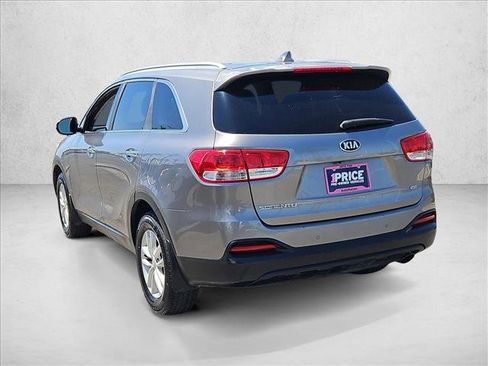 Used 2018 Kia Sorento FWD image 8