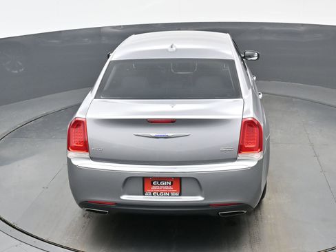 Used 2018 Chrysler 300 Touring image 37