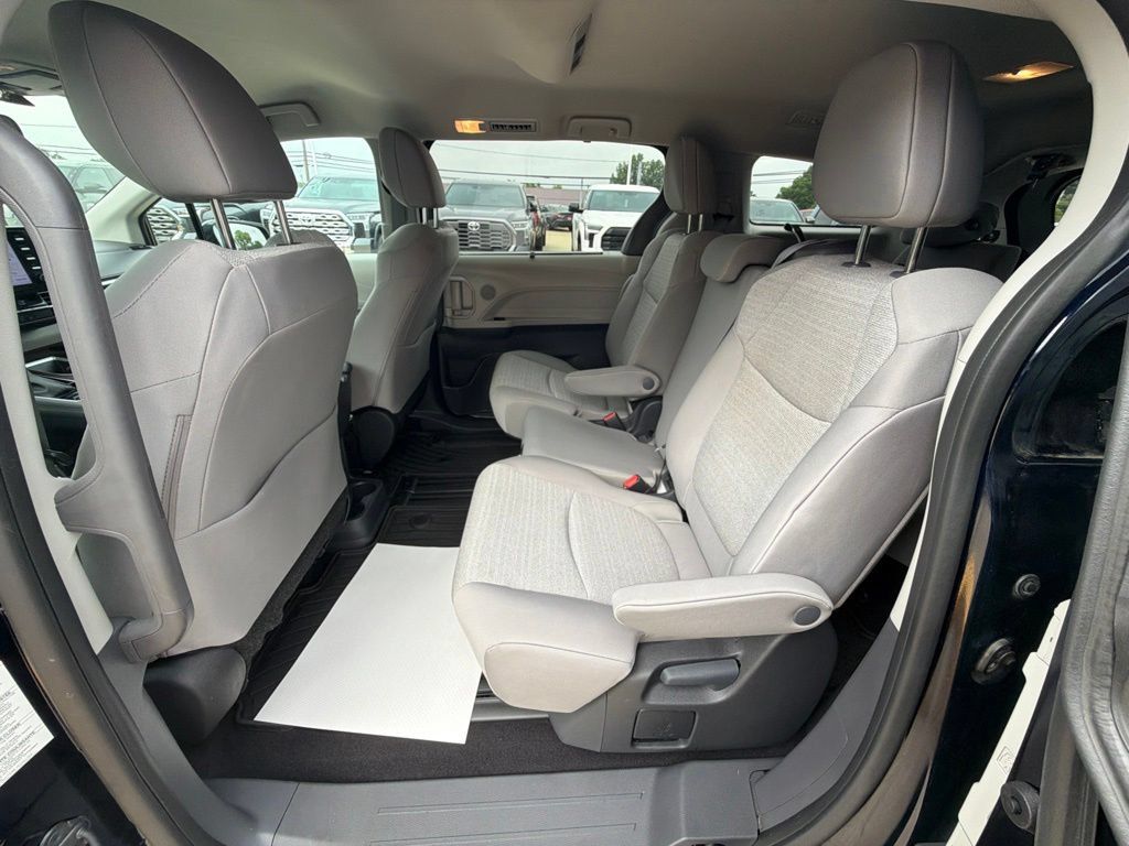 Used 2024 Toyota Sienna LE FWD image 23