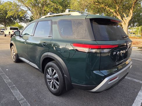 Used 2025 Nissan Pathfinder SL FWD image 3