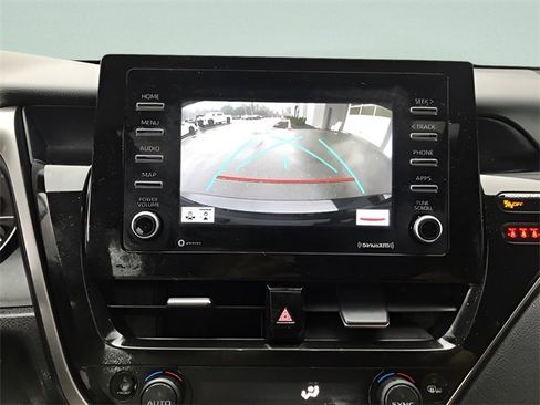 Used 2022 Toyota Camry SE image 19