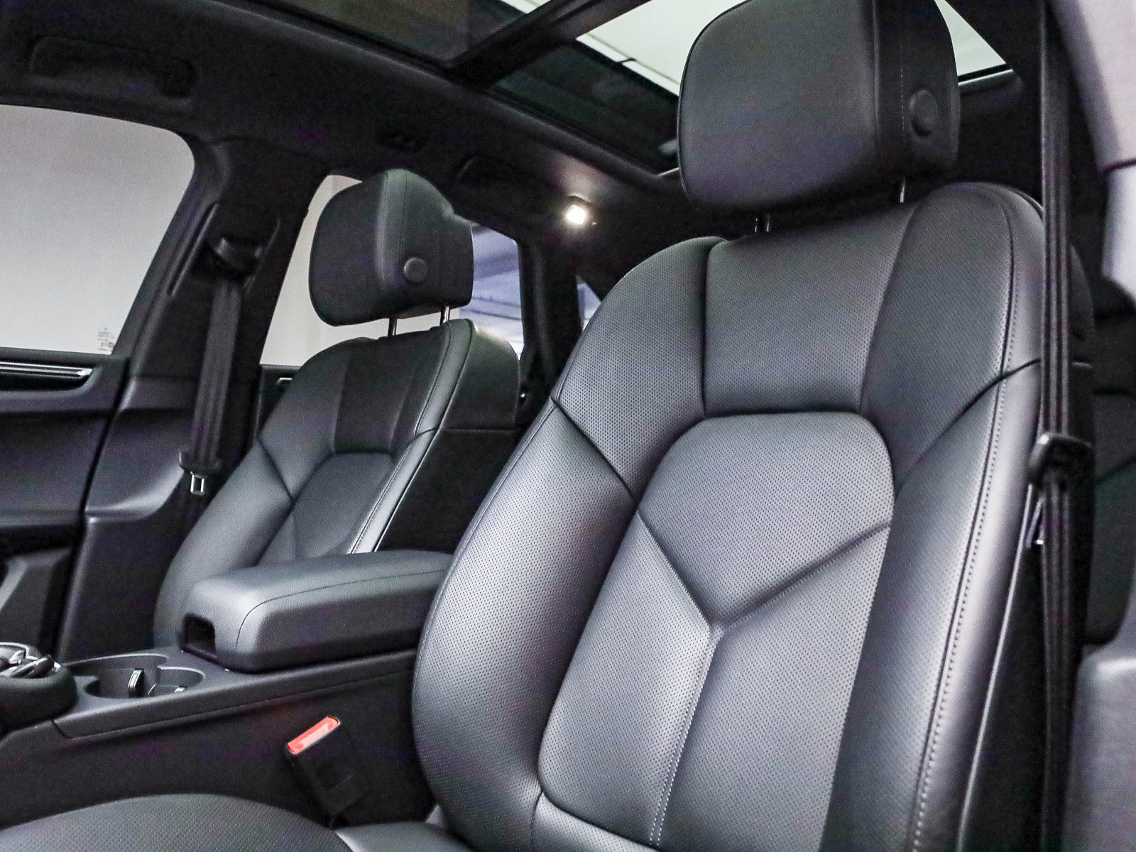 Certified 2026 Porsche Macan AWD/4WD image 5