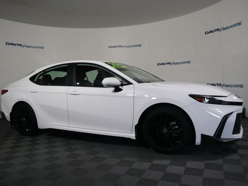 Used 2025 Toyota Camry SE w/ Convenience Package FWD image 4