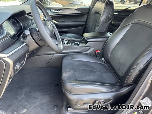 Used 2025 Jeep Grand Cherokee L Altitude image 11