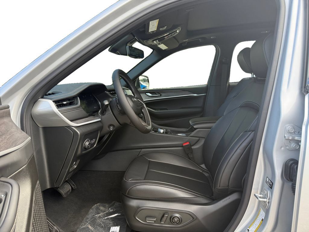 New 2025 Jeep Grand Cherokee Limited w/ Luxury Tech Group II RWD image 9