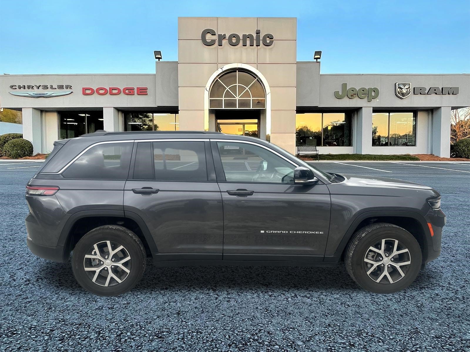 Used 2024 Jeep Grand Cherokee Limited w/ Trailer Tow Package AWD/4WD image 2