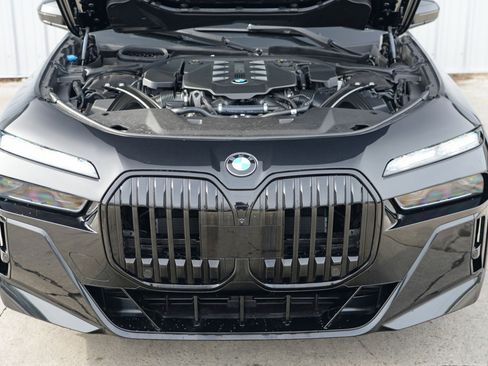 Used 2023 BMW 760i xDrive w/ Executive Package image 8